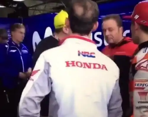 Valentino Rossi scaccia Marquez dal box