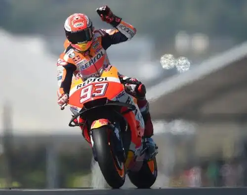 Marquez vince e scappa, Valentino Rossi terzo