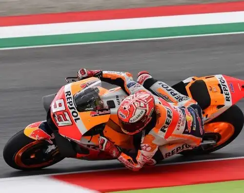 Pole di Marquez ad Assen, Valentino Rossi c’è: terzo