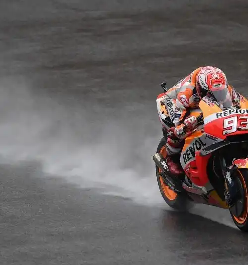 Marquez più forte della pioggia