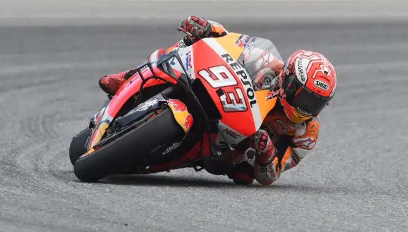 Marquez in pole a Motegi, indietro Valentino Rossi