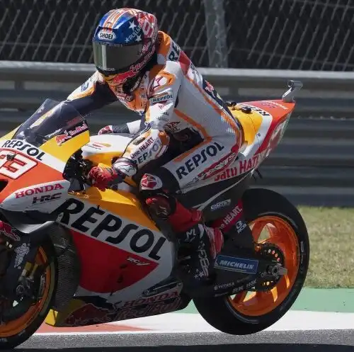 Marc Marquez, ovazione e lacrime ai box Honda dopo il rientro