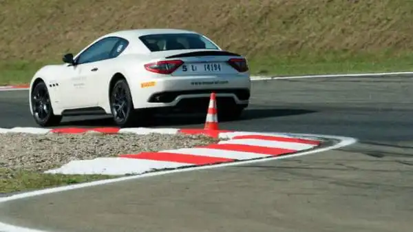 Una giornata da urlo all'Autodromo di Varano De' Melegari al volante del 'Tridente': il corso di guida della casa automobilistica modenese.