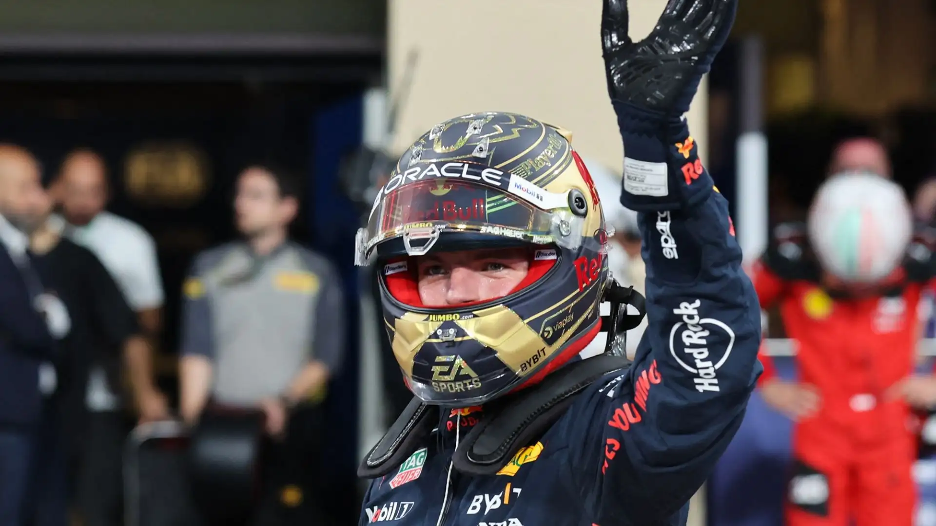 Nell'occasione, Verstappen colpì il muretto uscendo dai box, danneggiando l'ala anteriore