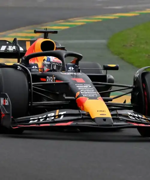 Max Verstappen fa il vuoto: pole in Australia. Ferrari in terza e quarta fila