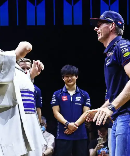 Max Verstappen sfida un enorme lottatore di sumo: le divertentissime immagini