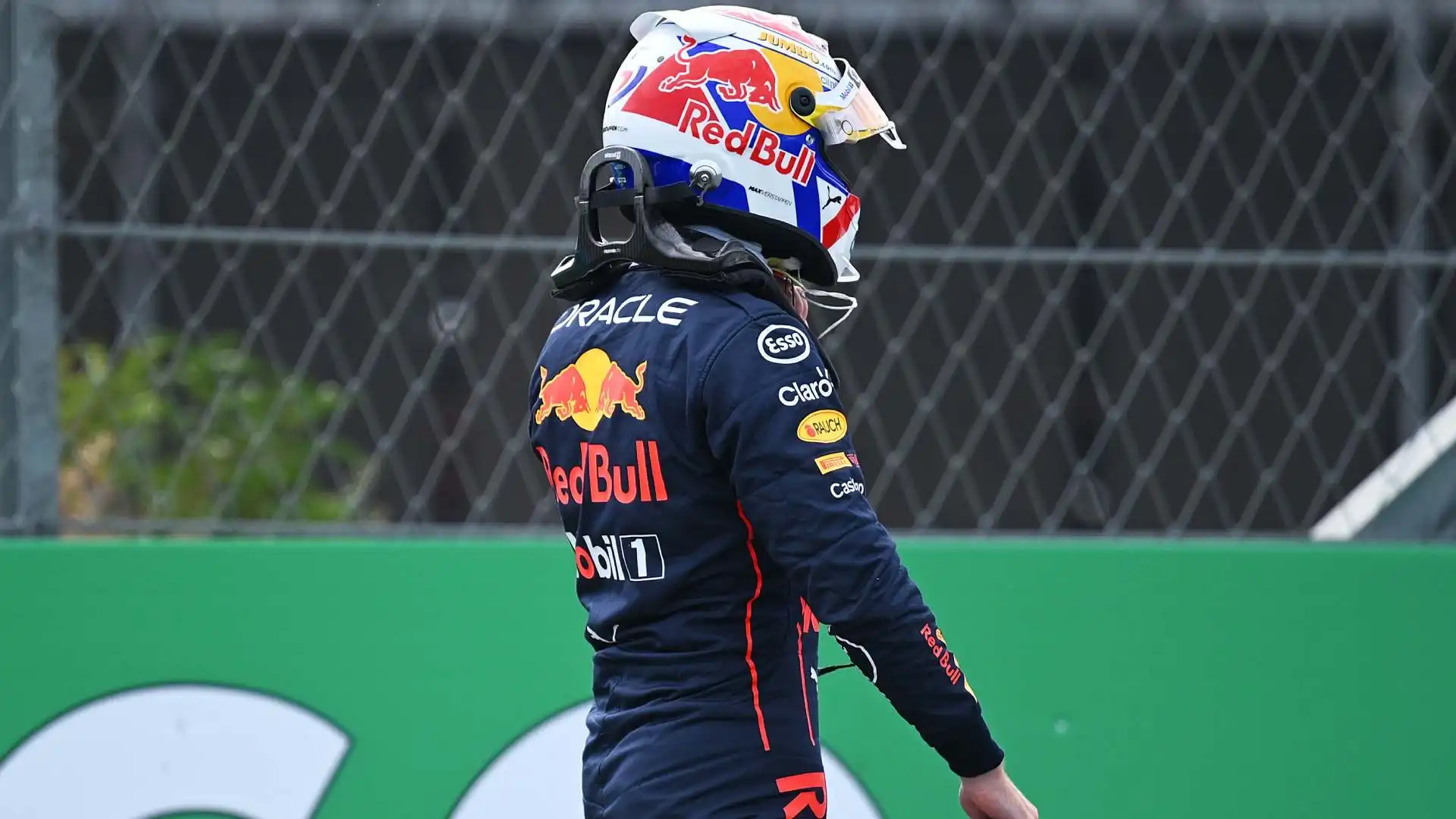 Verstappen è poi rientrato, a piedi, nei box