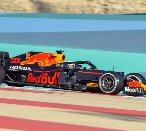 F1, Max Verstappen la spunta nel testa a testa con Tsunoda