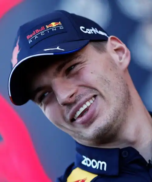 Max Verstappen adesso gufa contro Charles Leclerc