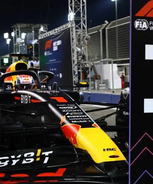 F1, GP Bahrain: Verstappen in pole, la Ferrari in seconda fila