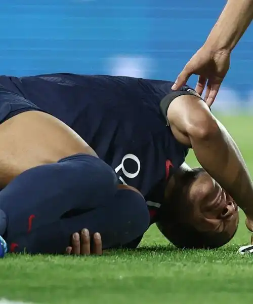 Mbappé: che spavento! Le foto dello schianto contro il palo