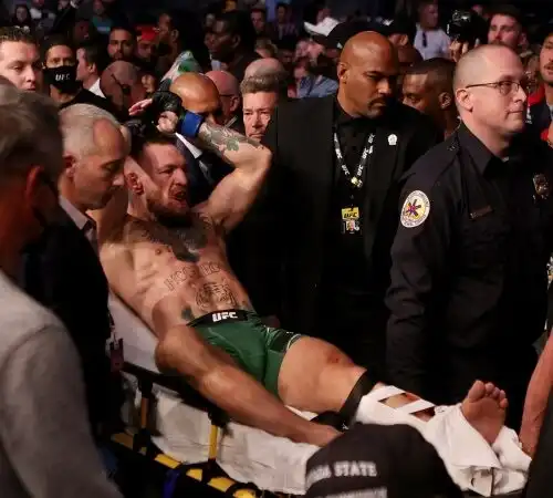 UFC: McGregor si rompe la tibia, vince Poirier
