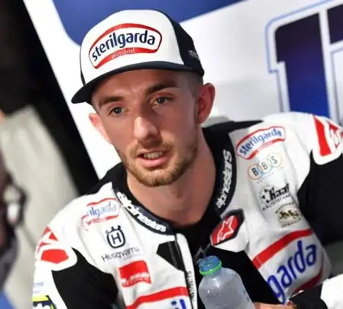 Brutto colpo per Max Biaggi, John McPhee finisce ko