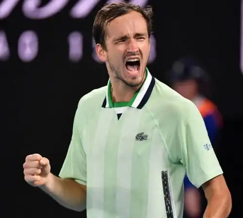 Daniil Medvedev contestato perchè celebra Novak Djokovic