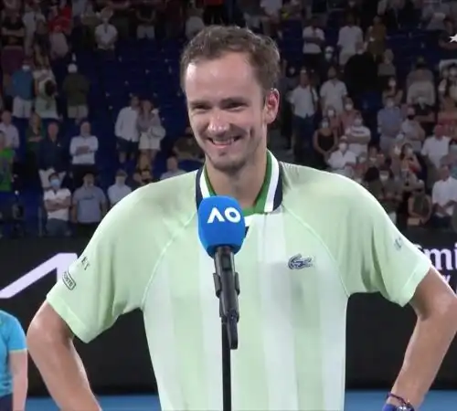 Daniil Medvedev fa arrabbiare il pubblico evocando Novak Djokovic, pioggia di fischi. Guarda il video