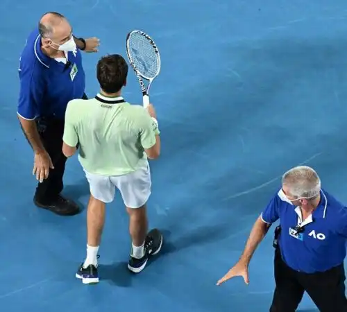 Esibizionista si lancia in campo a Melbourne, Daniil Medvedev e Rafael Nadal scortati dalla sicurezza