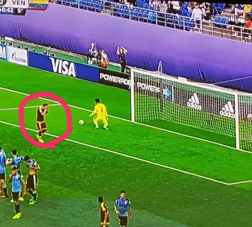 La sua squadra segna, lui sembra disperarsi