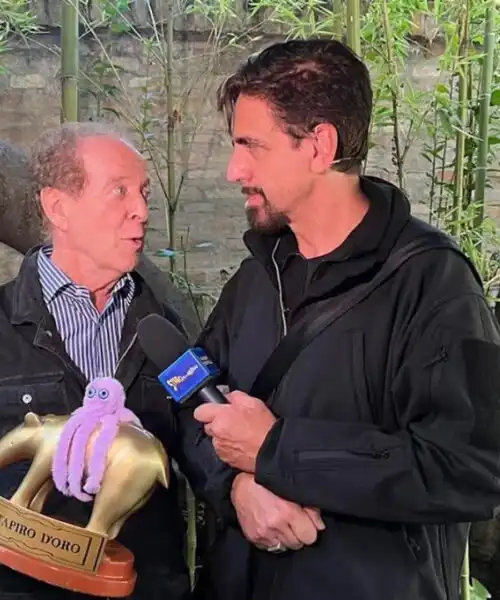 Memo Remigi si pente per il tocco a Jessica Morlacchi: “Mi sento un pirla”