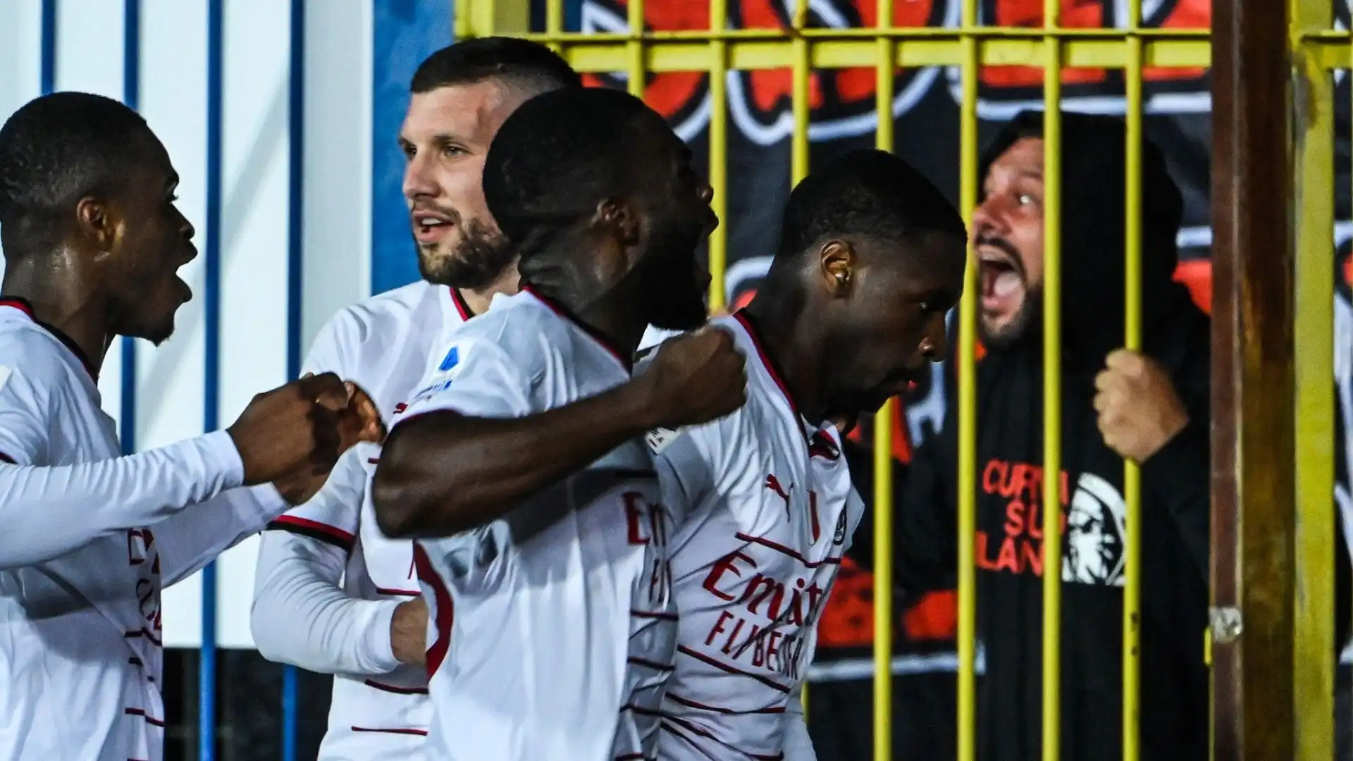 Mercato Milan: cessione in vista per un difensore. Immagini
