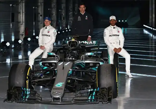 Presentata a Silverstone la nuovissima W09, la Mercedes con cui Lewis Hamilton e Valtteri Bottas correranno la stagione 2018.