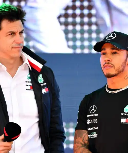 Toto Wolff stronca le speranze di Hamilton: “Verstappen corre da solo”