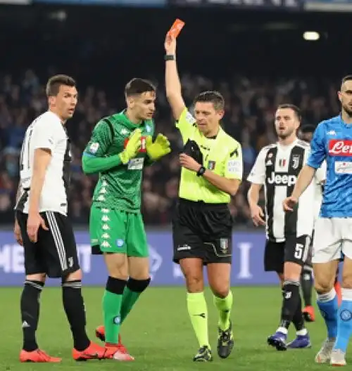 Espulsioni e polemiche, la Juventus passa a Napoli
