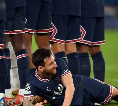 PSG: Mauricio Pochettino stende Leo Messi, Rio Ferdinand si indigna