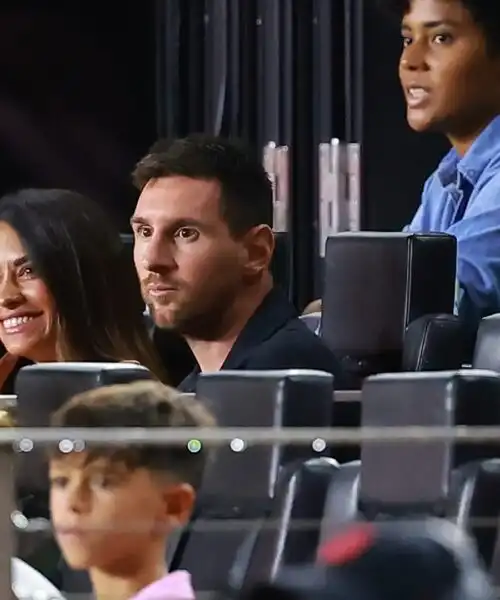Lionel Messi sconsolato in tribuna: le immagini