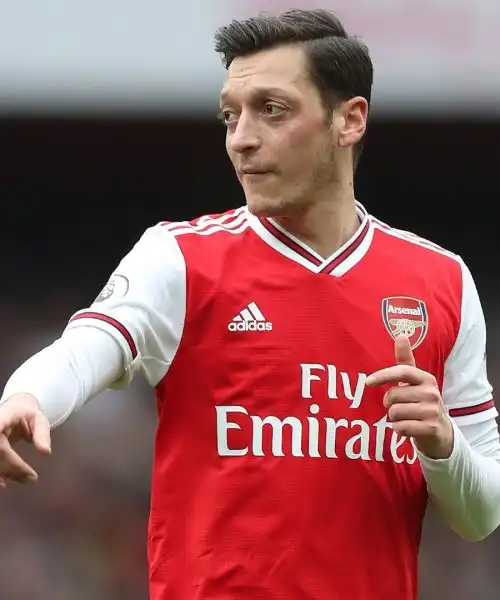 Mesut Ozil annuncia il ritiro