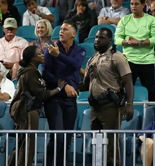 Miami-Caos: spettatore cacciato