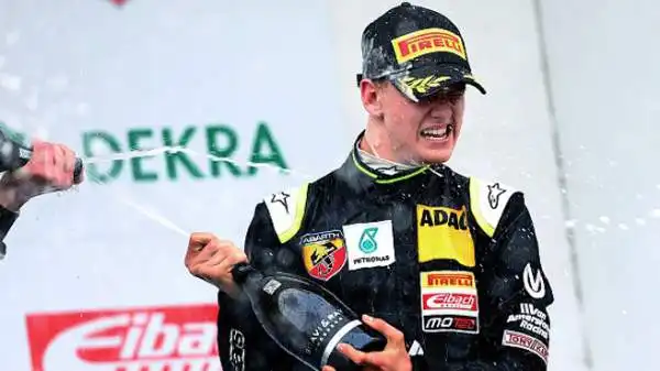 Il sedicenne figlio di Michael, Mick, si è imposto al debutto in Formula 4 sul circuito di Oschersleben, in Germania.