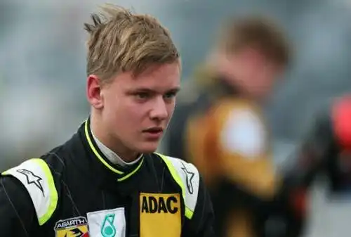 Rosberg: “Schumi jr, troppa pressione”