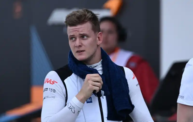 F1, Nico Rosberg frena Mick Schumacher