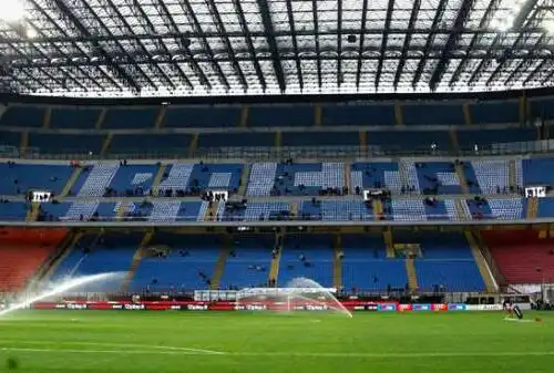Milan, i tifosi: ”Basta”