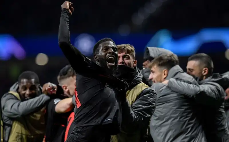 I rossoneri battono di misura i colchoneros a Madrid e restano in corsa per la qualificazione agli ottavi di Champions League.