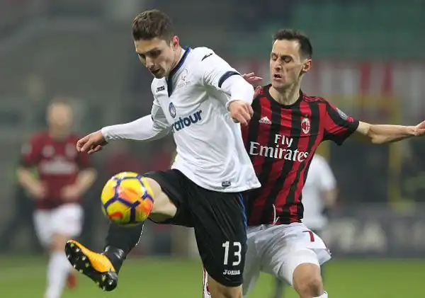 I rossoneri perdono di nuovo, questa volta in casa contro l'Atalanta, e sprofondano all'undicesimo posto in classifica, lontani dall'Europa.