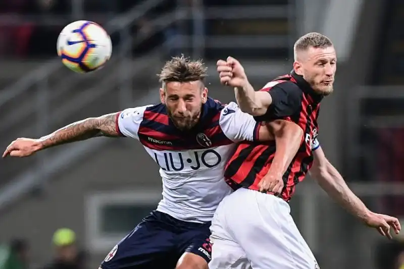 Il Milan barcolla, ma non molla. Ed è ancora in corsa per la Champions League. Il folle posticipo della 35a giornata tra i rossoneri e il Bologna è vinto per 2-1 dalla squadra di Gattuso