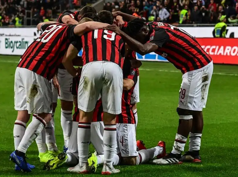 Il Milan barcolla, ma non molla. Ed è ancora in corsa per la Champions League. Il folle posticipo della 35a giornata tra i rossoneri e il Bologna è vinto per 2-1 dalla squadra di Gattuso