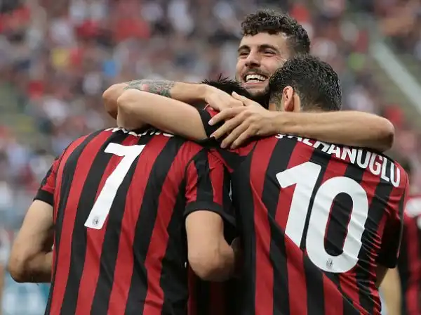 I rossoneri tremano per tre minuti, poi rifilano un netto 5-1 alla Fiorentina.