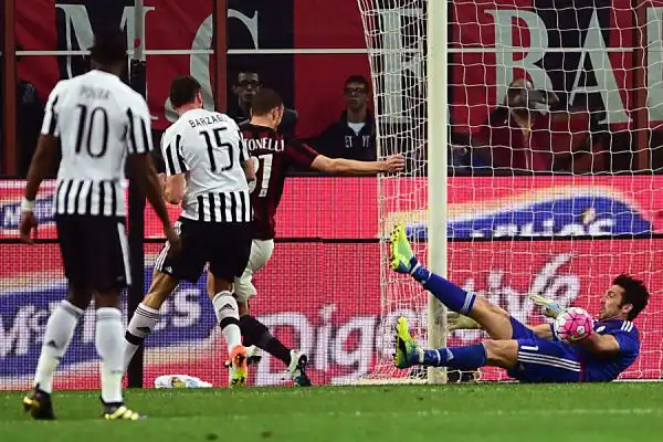 Colpaccio esterno della Juventus che piega in rimonta il Milan, in vantaggio con Alex,  con i gol di Mandzukic e Pogba e fa un grande passo avanti verso il titolo.