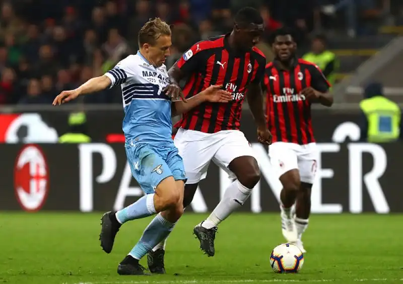 Dopo un buon primo tempo dei biancocelesti nella ripresa cresce il Milan che trova il gol vittoria con un rigore di Kessie.