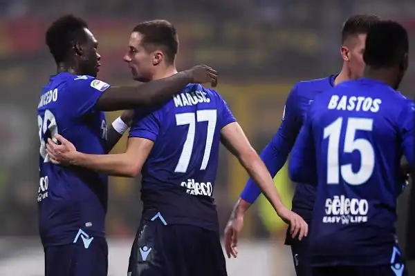 I rossoneri piegano la Lazio grazie a una rete di Cutrone (ma il gol del baby attaccante è di mano) e un colpo di testa di Bonaventura. Di Marusic i l gol biancoazzurro.