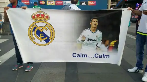 Piazza del Duomo invasa dagli spagnoli in attesa dell'ultimo atto della Champions League tra Real e Atletico.