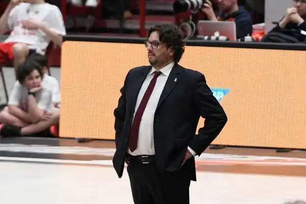 Andrea Trinchieri vuole fare la spesa in casa Olimpia