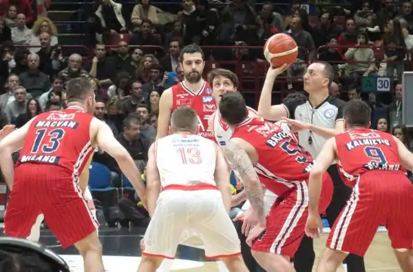 L'Olimpia si lascia alle spalle l'eliminazione in Eurocup consolidando il suo primato in campionato.