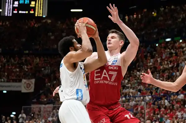 A 16" dalla fine il sorpasso di Trento con una tripla di Shields ma due liberi di Jerrels a 4" dalla sirena riportano avanti Milano. Allo scadere Sutton stoppato da Goudelock.