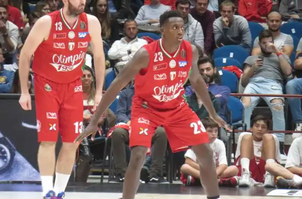 L'Olimpia si aggiudica il derby e resta imbattuta in vetta alla classifica.