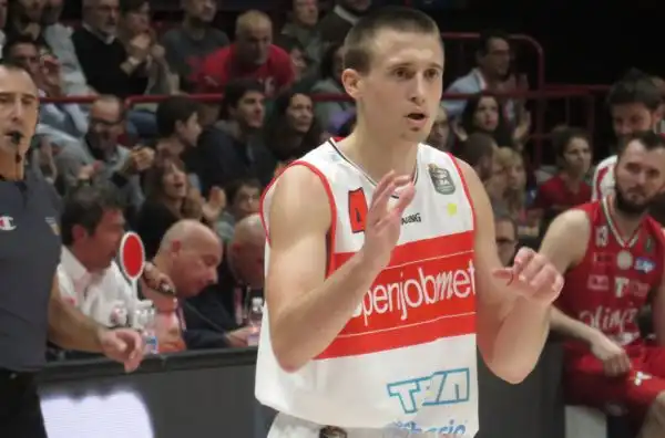 L'Olimpia si aggiudica il derby e resta imbattuta in vetta alla classifica.