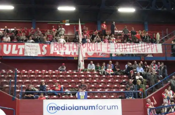 Ultimo quarto di finale senza storia: l'Olimpia domina e si guadagna il biglietto per il derby lombardo con Cremona.
