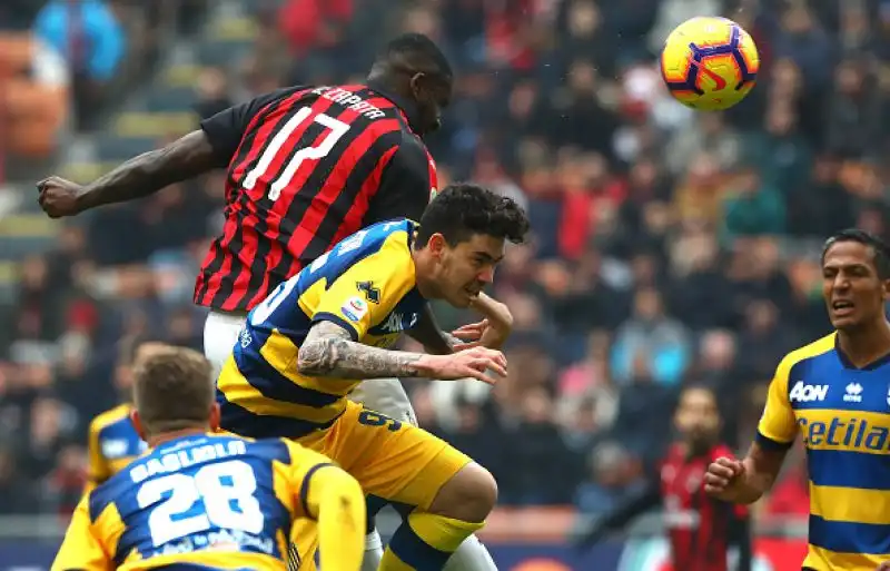 I rossoneri si aggiudicano l'anticipo di mezzogiorno.